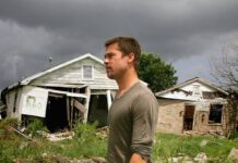 Brad Pitt besuchte im Jahr 2006 die von Hurrikan "Katrina" zerstörten Gebiete in New Orleans.