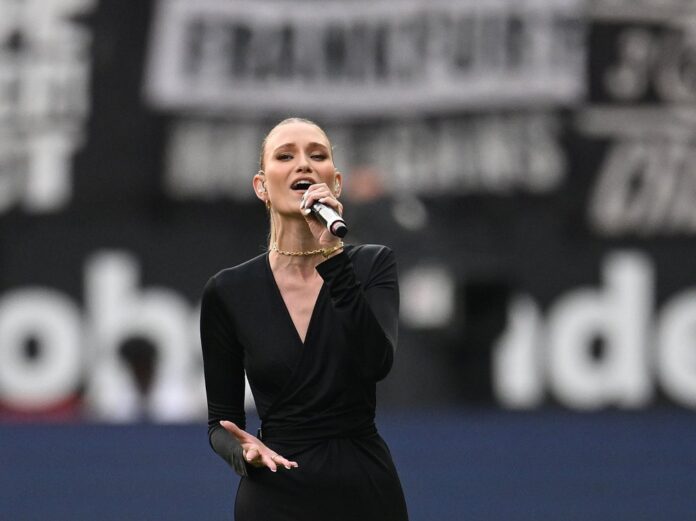 Carolin Niemczyk singt im Frankfurter Stadion die deutsche Nationalhymne.