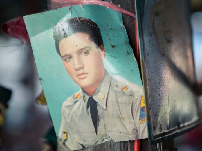 Haben Sie diesen Mann gesehen? Ein Foto von Elvis Presley in Vietnam.