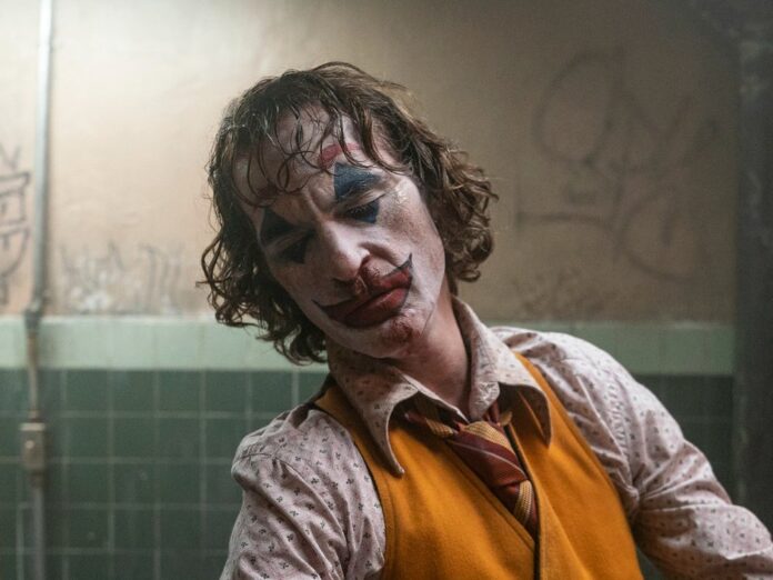 2019 verfiel Joaquin Phoenix als Joker tänzelnd dem Wahnsinn. 2024 könnte er singend zurückkehren.
