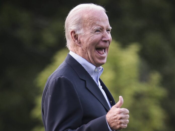 Joe Biden zeigte sich nur wenige Stunden nach seinem zweiten Negativ-Test in der Öffentlichkeit.