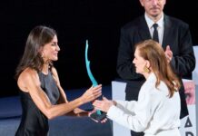 Königin Letizia von Spanien überreicht der französischen Schauspielerin Isabelle Huppert ihren Preis.