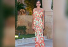 Mehr Sommer geht nicht: Königin Letizia strahlt in ihrem stylischen Off-Shoulder-Kleid von Charo Ruiz Ibiza.