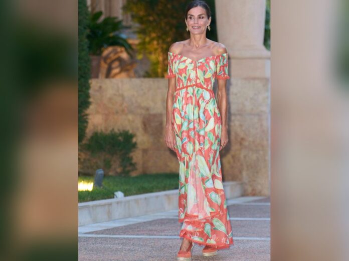 Mehr Sommer geht nicht: Königin Letizia strahlt in ihrem stylischen Off-Shoulder-Kleid von Charo Ruiz Ibiza.