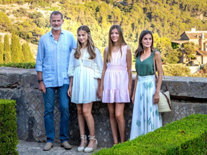 König Felipe VI. mit seinen beiden Töchtern