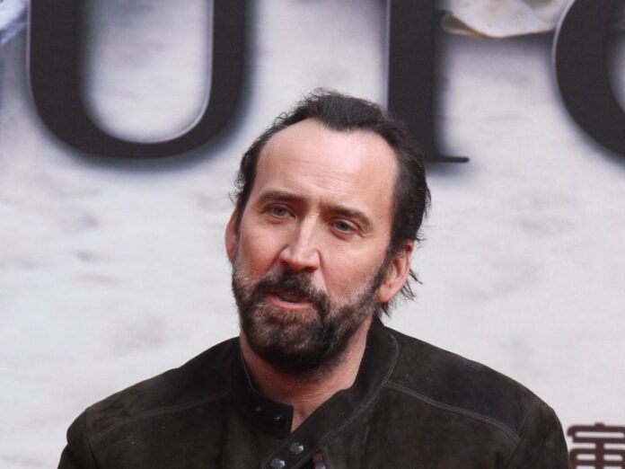 So kennt man Nicolas Cage: mit schwarzem Haar und Bart. Doch der Schauspieler sieht derzeit anders aus...