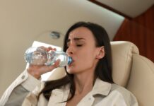 Bei einem dreistündigen Flug verliert der Körper etwa eineinhalb Liter Wasser.