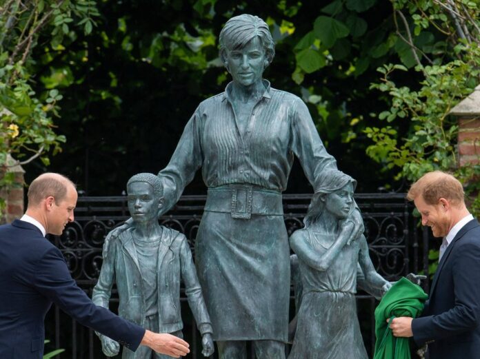 Prinz William und Prinz Harry mit der Statue von Prinzessin Diana.