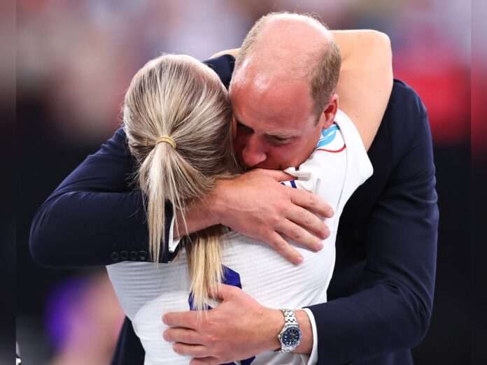 Innige Umarmung: Prinz William umarmte beim Finale die Spielerin Leah Williamson.