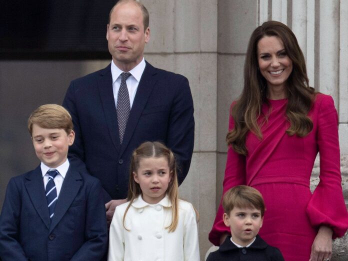 Prinz William und Herzogin Kate mit ihren Kindern Prinz George (r.)