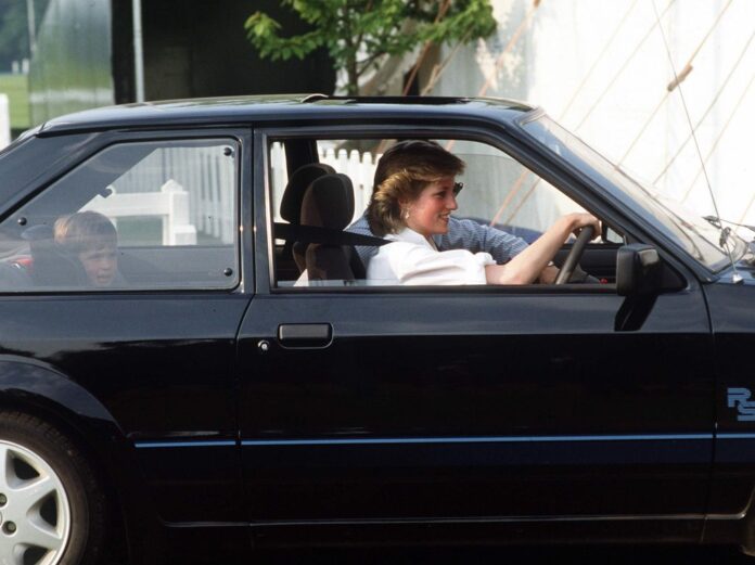 Der schwarze Ford Escort mit dem blauen Zierstreifen gehörte einst Prinzessin Diana.
