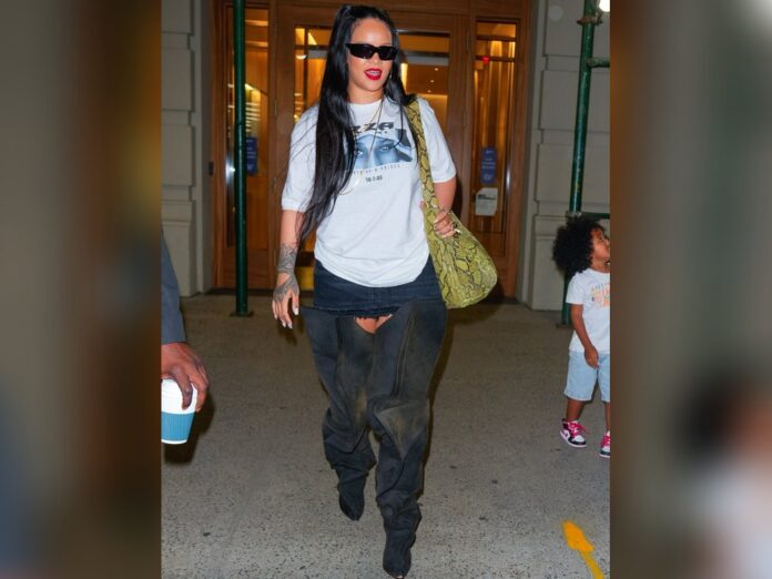 Rihanna kombinierte in New York City Overknee-Stiefel mit einem Minirock.