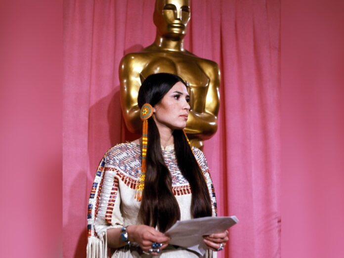 Schauspielerin Sacheen Littlefeather bei ihrem Oscar-Auftritt von 1973.