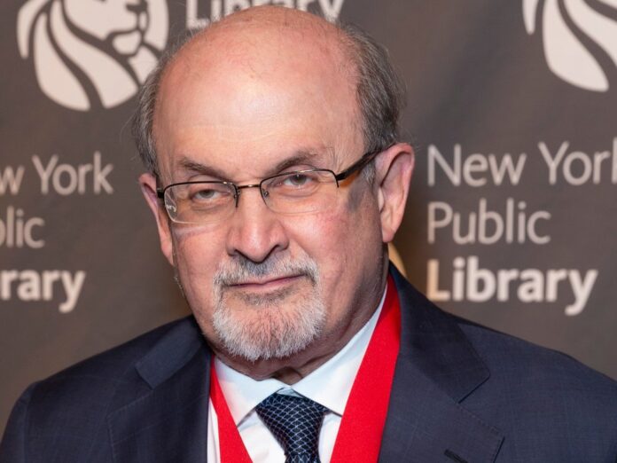 Salman Rushdie wurde auf der Bühne mit einem Messer attackiert.