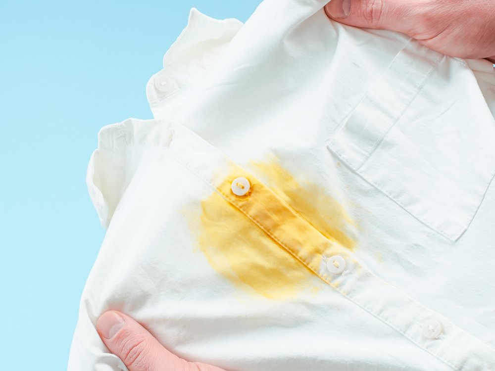 Sonnencreme verursacht auf weißer Kleidung zumeist gelbe oder Fettflecken.