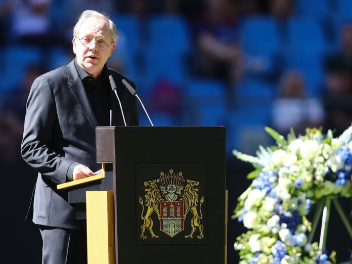 Sichtlich gerührt nahm Comedian Olli Dittrich Abschied von Fußballikone Uwe Seeler.