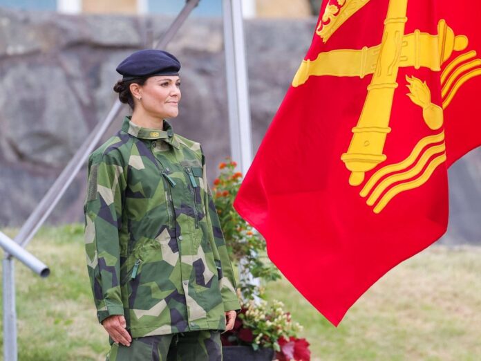 Victoria von Schweden bei der Übergabe der neuen Flagge.