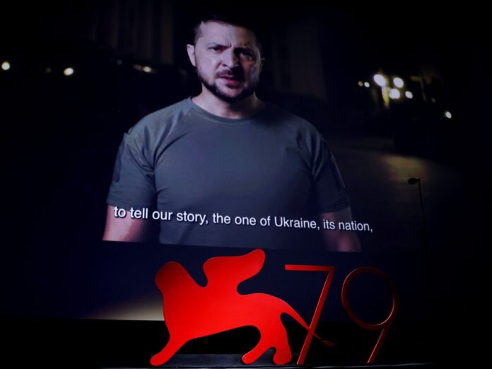 Wolodymyr Selenskyj per Videoschalte bei den 79. Filmfestspielen von Venedig.