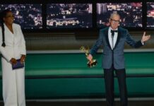 Primetime Emmy Awards 2022: Michael Keaton bekam den ersten Preis des Abends von Oprah Winfrey überreicht.