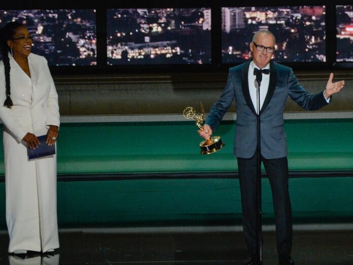 Primetime Emmy Awards 2022: Michael Keaton bekam den ersten Preis des Abends von Oprah Winfrey überreicht.