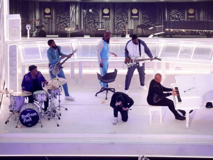 In diesem Jahr traten unter anderem Dr. Dre (r.) und Eminem (kniend) bei der Super-Bowl-Halbzeitshow auf.