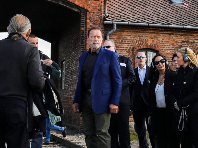 Arnold Schwarzenegger bei seinem Besuch in Auschwitz.
