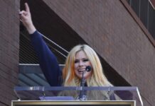 Avril Lavigne freut sich über ihren Stern auf dem Walk of Fame.