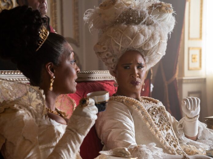 Adjoa Andoh als Lady Danbury (li.) und Golda Rosheuvel als Königin Charlotte in 