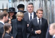 Der französische Staatspräsident Emmanuel Macron und seine Frau Brigitte halten sich an den Dresscode beim Staatsbegräbnis für die Queen.