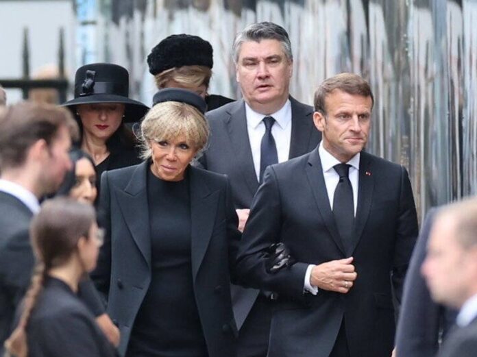 Der französische Staatspräsident Emmanuel Macron und seine Frau Brigitte halten sich an den Dresscode beim Staatsbegräbnis für die Queen.