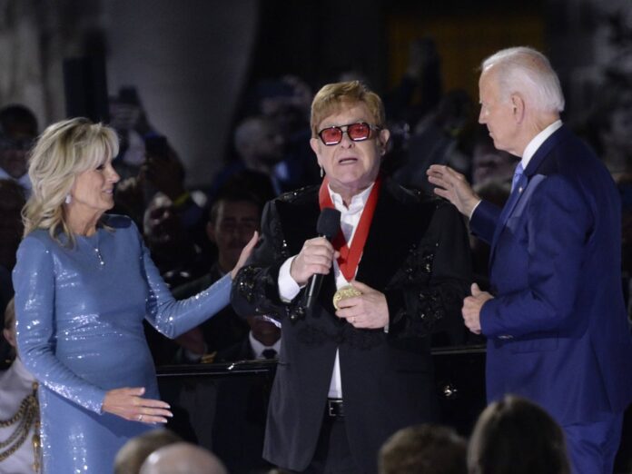 Elton John (M.) erhielt von Jill und Joe Biden die National Humanities Medal.