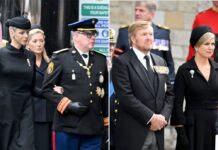 Fürstin Charlène von Monaco (l.) und Ehemann Fürst Albert II. während des Staatsbegräbnisses. Daneben König Willem-Alexander der Niederlande (l.) und Königin Máxima.