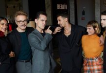 Pedro Alonso (3.v.l.) inmitten seiner neuen Crew aus dem Netflix-Spin-off "Berlin".
