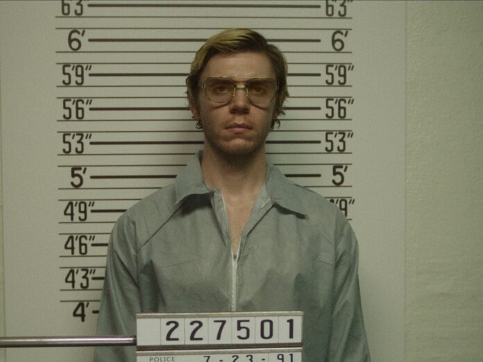 Evan Peters als Jeffrey Dahmer.