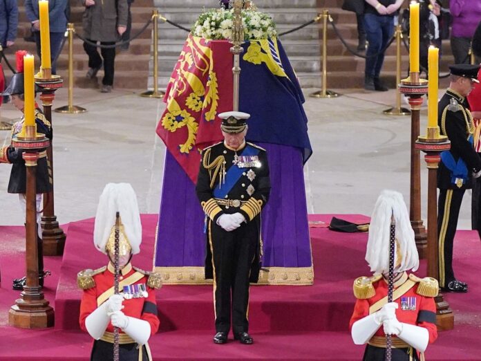 König Charles III. bei der Totenwache. Links ist Prinzessin Anne zu erkennen