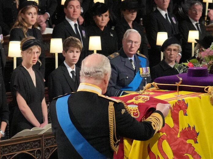 Ein geschichtsträchtiger Moment während des Gottesdienstes zu Ehren der Queen.