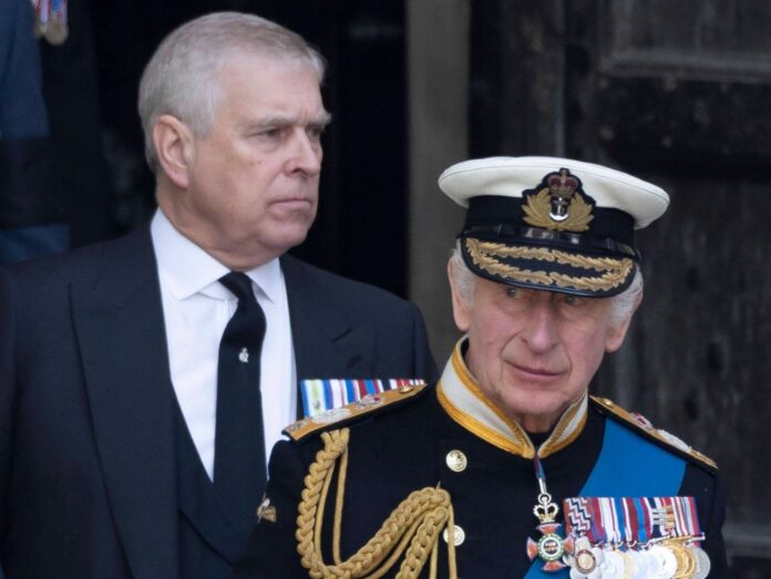 Prinz Andrew (li.) und sein Bruder König Charles III. haben seit Jahren ein angespanntes Verhältnis.