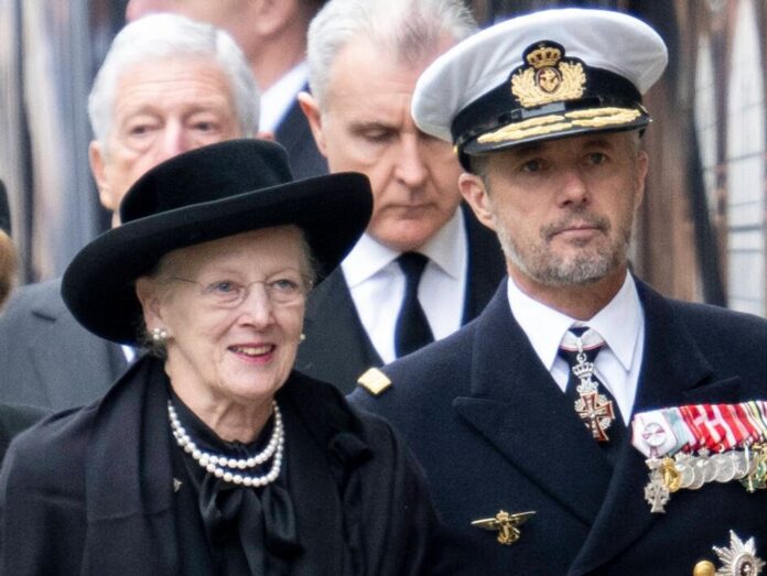 Königin Margrethe II. von Dänemark mit ihrem Sohn Kronprinz Frederik beim Staatsbegräbnis der Queen in London.