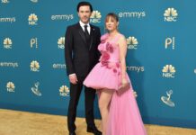 Kaley Cuoco und Tom Pelphrey bei ihrem Red-Carpet-Debüt bei den Emmy Awards.