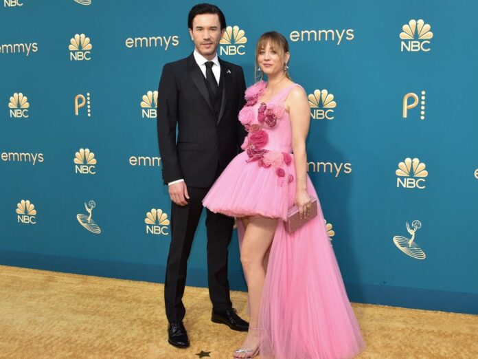 Kaley Cuoco und Tom Pelphrey bei ihrem Red-Carpet-Debüt bei den Emmy Awards.