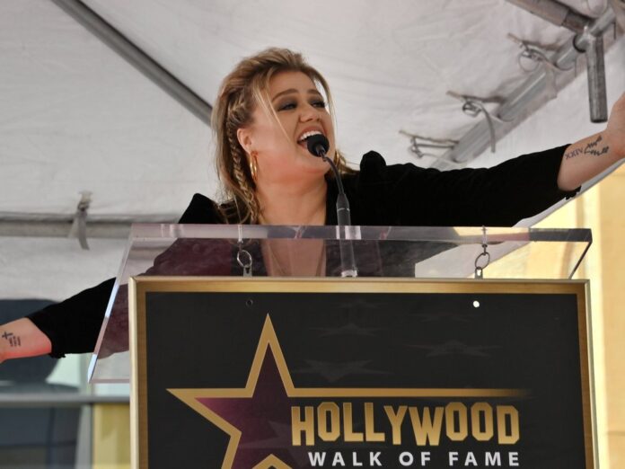 Kelly Clarkson freut sich über den Stern auf dem Hollywood Walk of Fame.