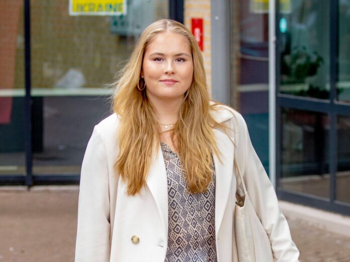 Kronprinzessin Amalia ist nun Studentin. Vor der Universität in Amsterdam lächelte sie für die Fotografen.
