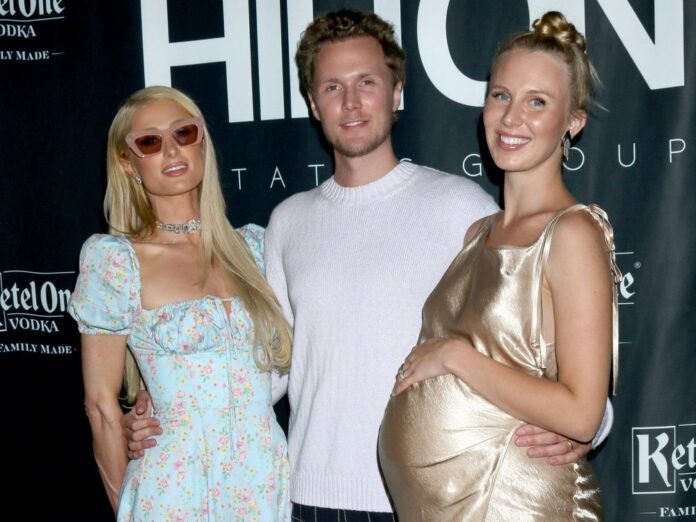 Paris Hilton (li.) mit ihrem Bruder Barron und dessen Frau Tessa im Juni.