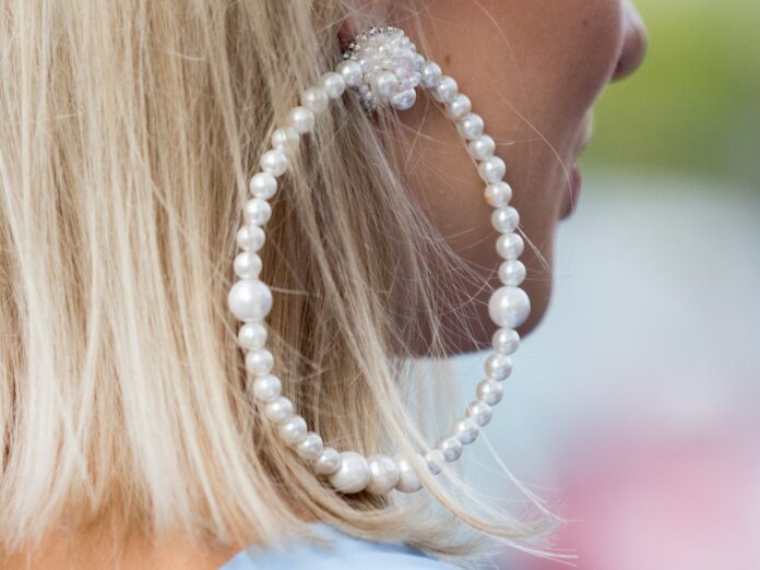 Perlen um den Hals und an den Ohren: Im Jahr 2022 dreht sich bei den Accessoires alles um Pearlcore.