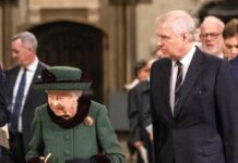 Prinz Andrew mit Queen Elizabeth II. bei einer Trauerfeier für Prinz Philip.