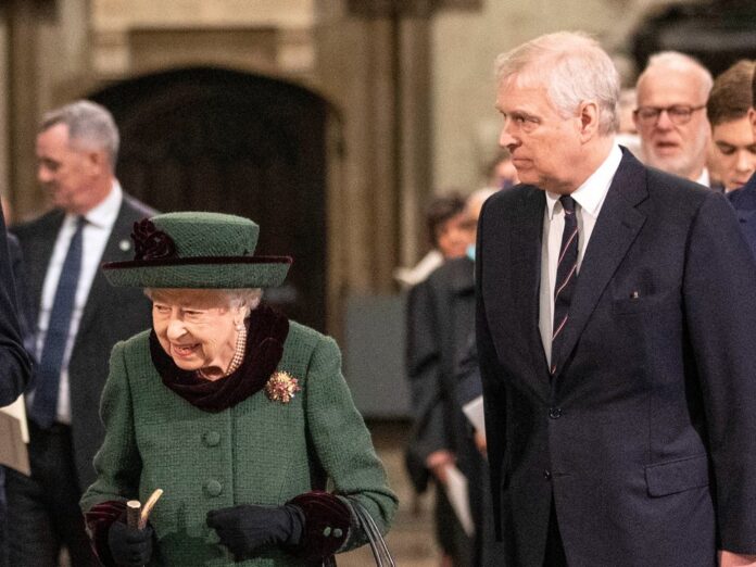 Prinz Andrew mit Queen Elizabeth II. bei einer Trauerfeier für Prinz Philip.