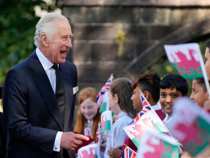 König Charles III. wurde herzlich in Wales empfangen.