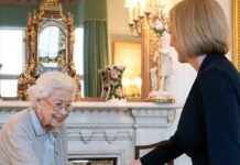 Queen Elizabeth II (l.) begrüßt Liz Truss.