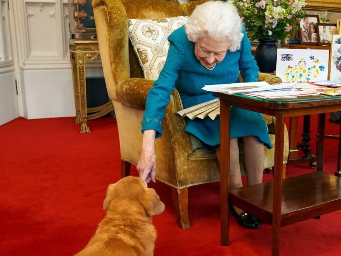 Königin Elizabeth II. zu ihrem Thronjubiläum mit Hündin Candy.