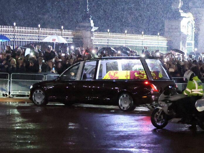 Der Leichnam von Queen Elizabeth II. bei der Ankunft am Buckingham Palast.